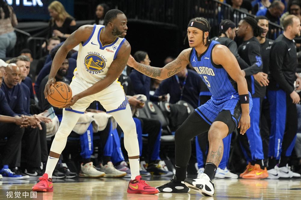 队员从容自 队员从容自